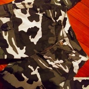 Skinny Camo Cargo pants. Size Small